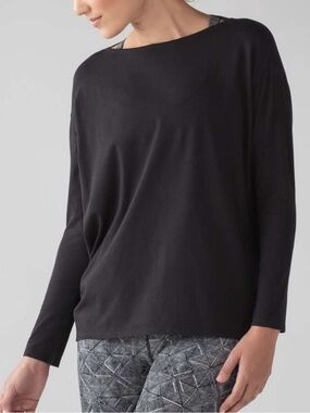 Lululemon Back In Action Long Sleeve in Black Size 8